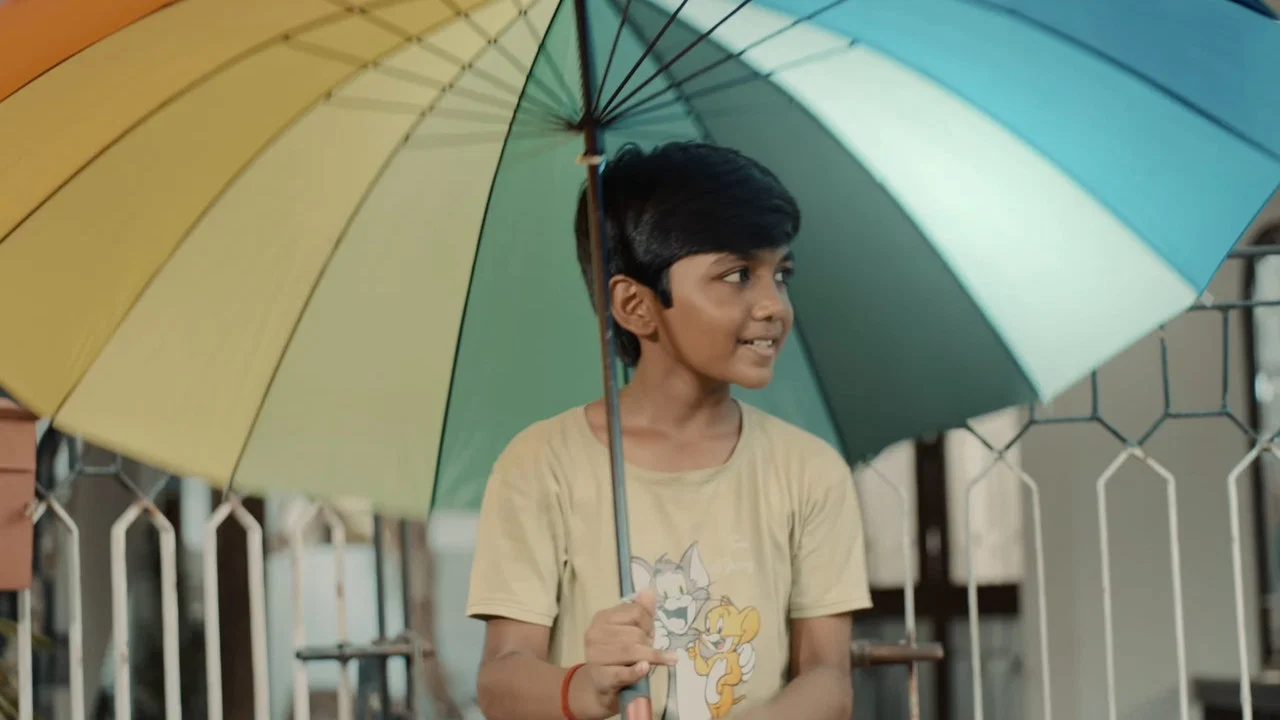 Vaanam Neenthum Kudaai